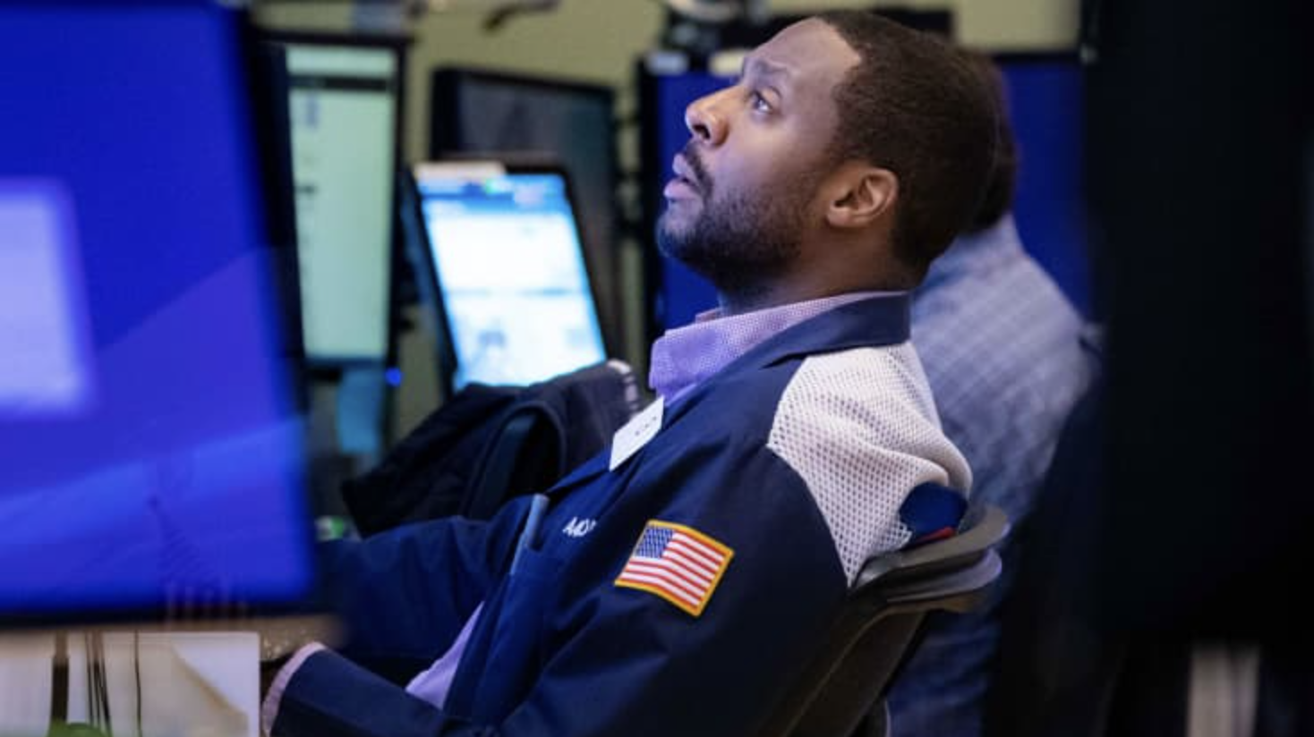 Một nhà giao dịch cổ phiếu trên sàn NYSE ở New York, Mỹ hôm 29/6/2022 - Nguồn: NYSE/CNBC.