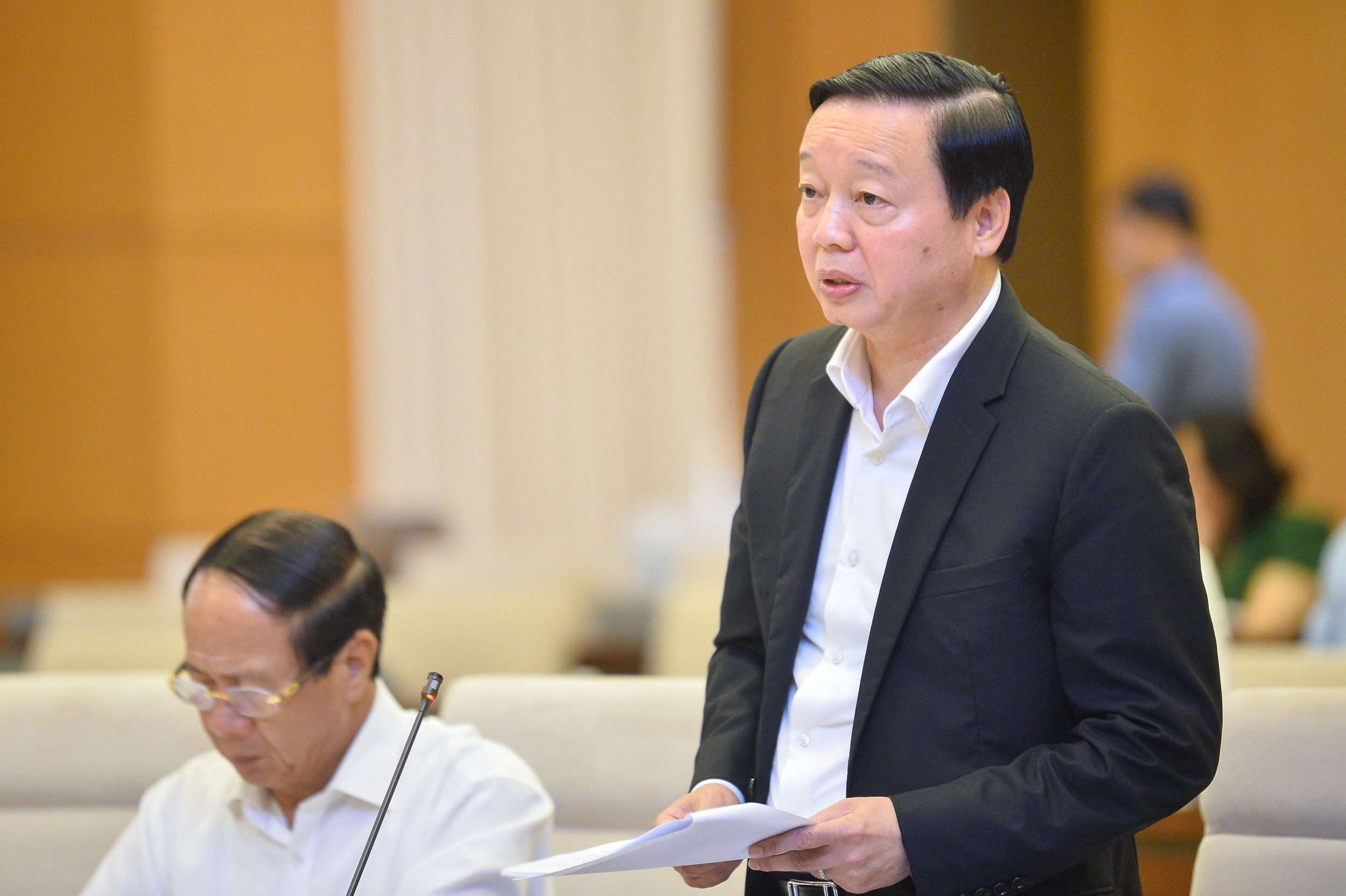 Bộ trưởng Bộ Tài nguyên và Môi trường Trần Hồng Hà trình bày Tờ trình Ủy ban Thường vụ Quốc hội xem xét Quyết định chủ trương chuyển mục đích sử dụng rừng, đất rừng và đất trồng lúa nước từ hai vụ trở lên của Dự án xây dựng công trình đường bộ cao tốc Bắc - Nam phía Đông giai đoạn 2021 – 2025 - Ảnh: Quochoi.vn