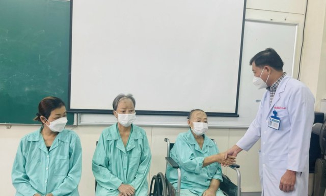 Bác sĩ chúc mừng bệnh nhân hồi phục chuẩn bị ra viện. Ảnh: sưu tầm