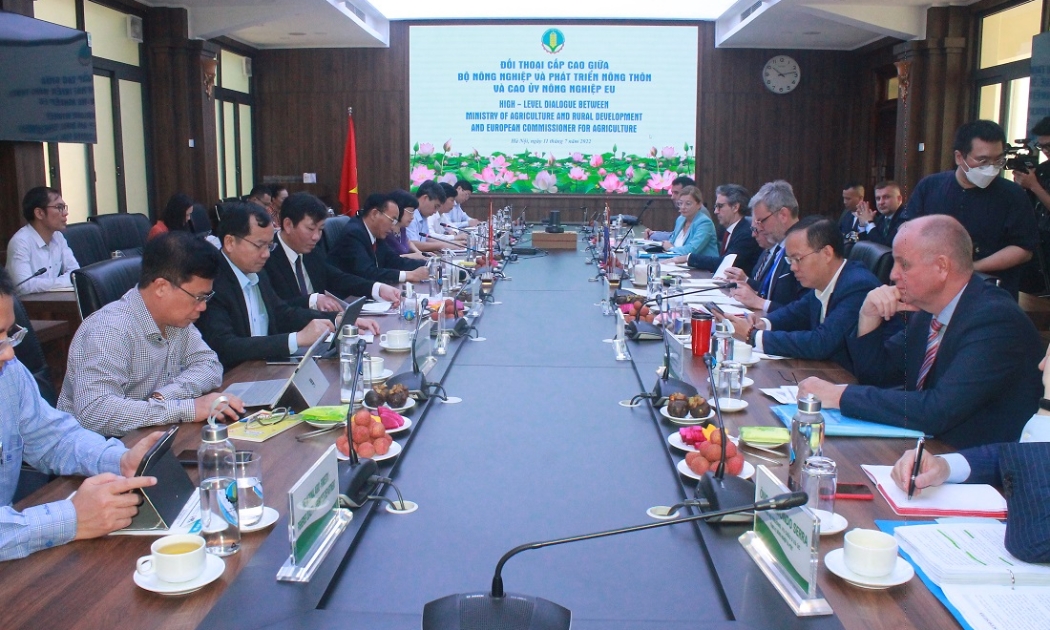 Hội đàm giữa Thứ trưởng Phùng Đức Tiến và Cao ủy Nông nghiệp EU.