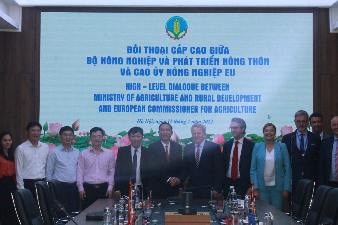 Thứ trưởng Phùng Đức Tiến và Cao ủy Nông nghiệp EU chụp ảnh lưu niệm.
