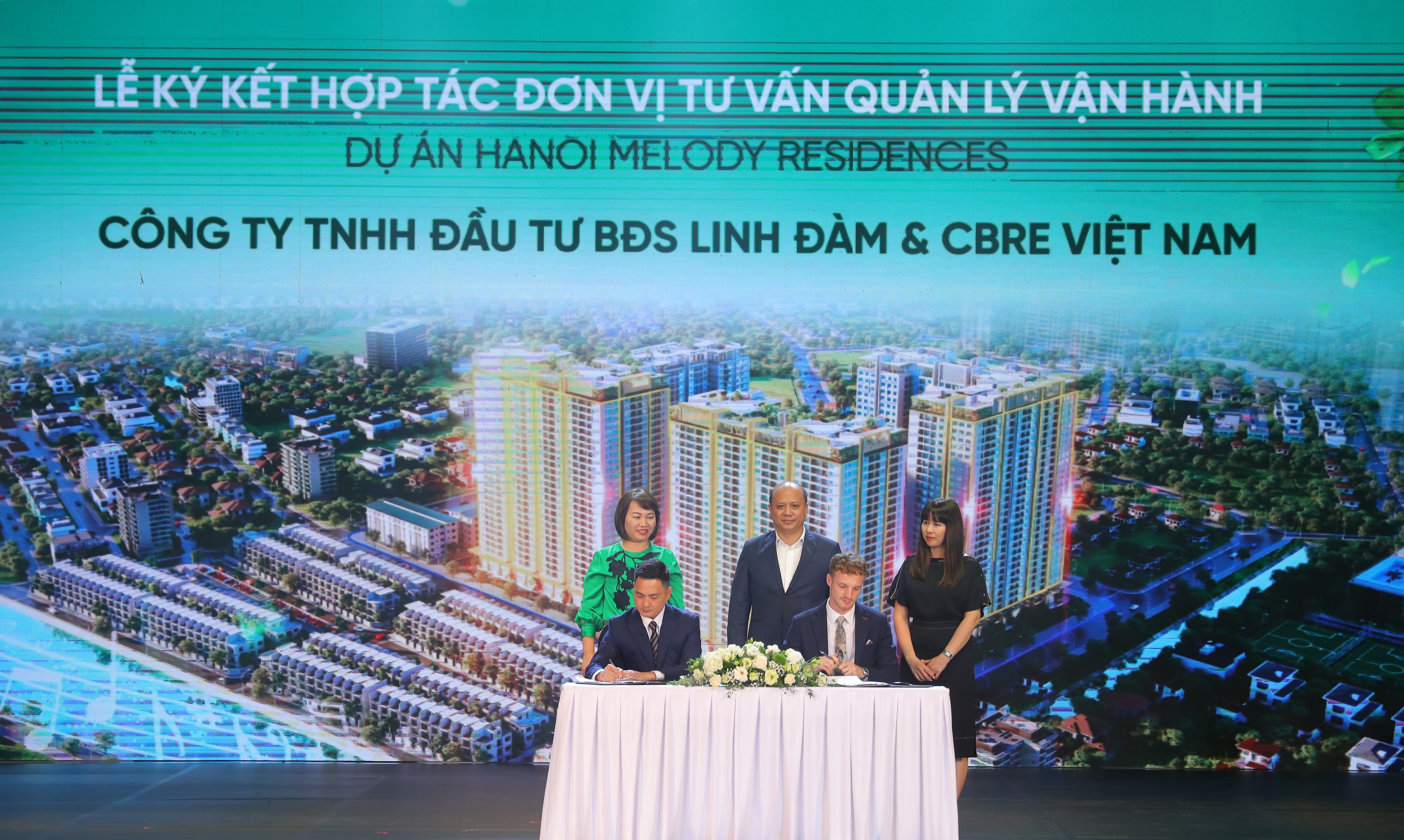 Lễ k&yacute; kết hợp t&aacute;c vận h&agrave;nh dự &aacute;n Hanoi Melody Residences với CBRE Việt Nam.