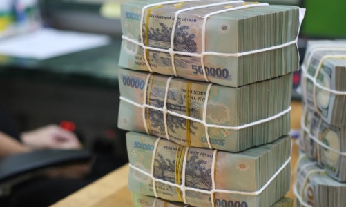 Tiền liên tục bị hút với lãi suất thấp, một số ngân hàng vẫn phải tiếp cận vốn hỗ trợ chi phí cao