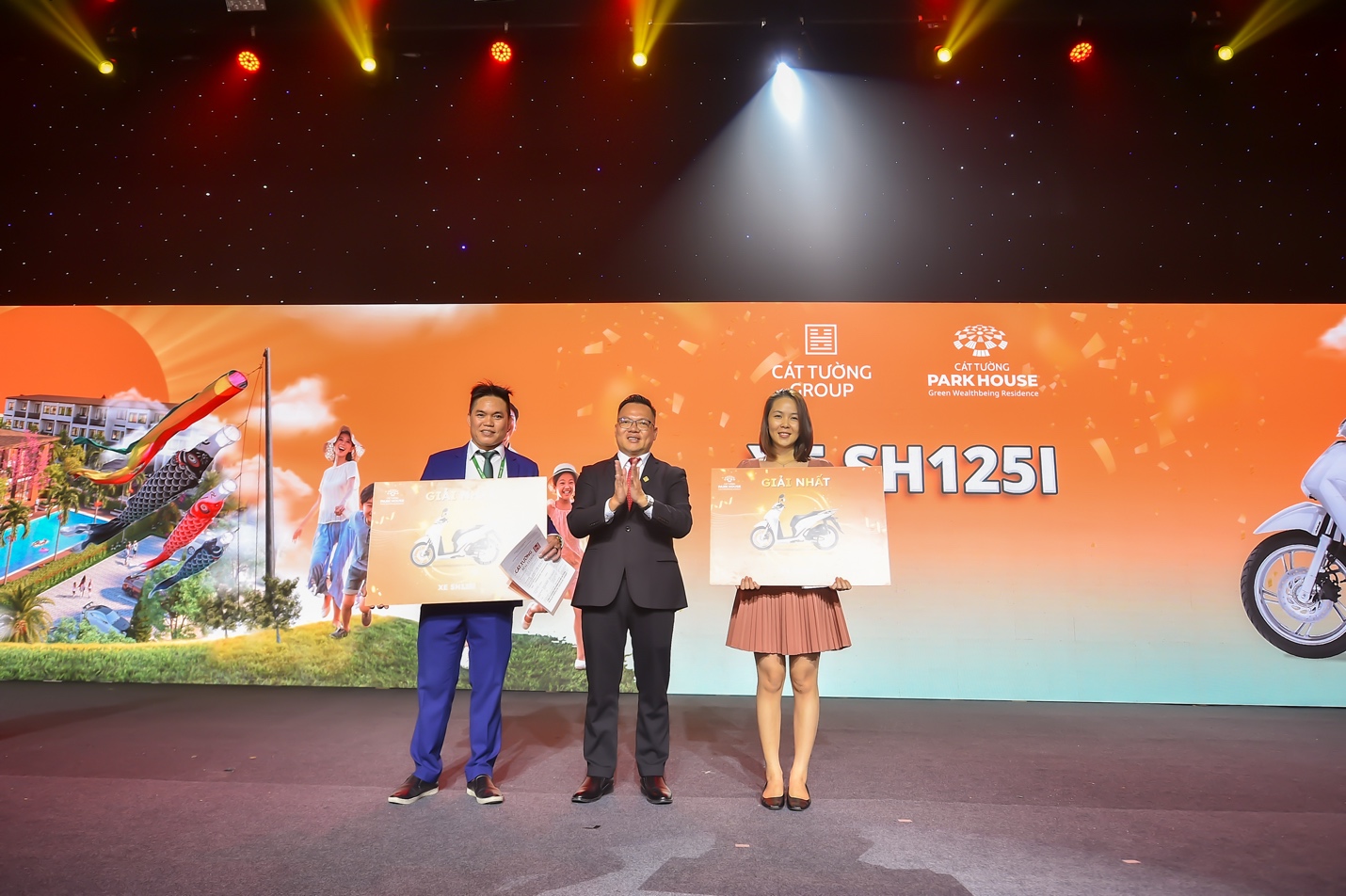 Kh&aacute;ch h&agrave;ng may mắn nhận được những phần qu&agrave; hấp dẫn tại sự kiện.