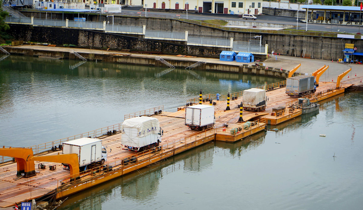 Lần đầu tiên vải thiều tươi xuất khẩu sang Trung Quốc qua lối mở cầu phao tạm Km3+4 Hải Yên (TP Móng Cái)