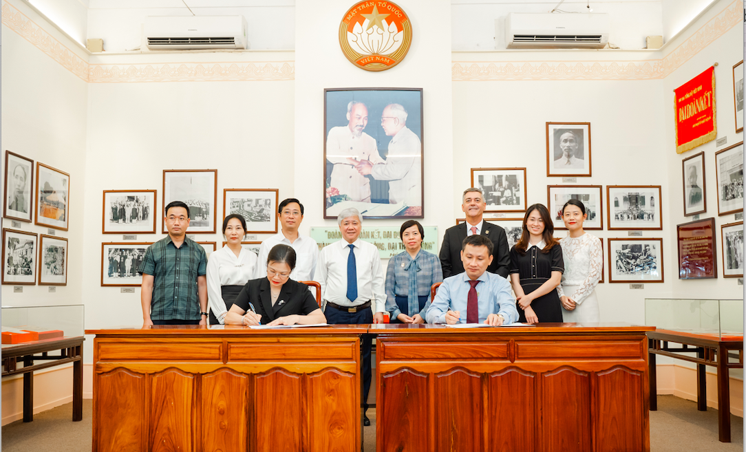 Đại điện Ủy Ban Trung Ương Mặt Trận Tổ Quốc Việt Nam và Masterise Group ký kết hợp tác triển khai kế hoạch xây dựng 400 căn nhà Đại Đoàn Kết cho các hộ gia đình nghèo.