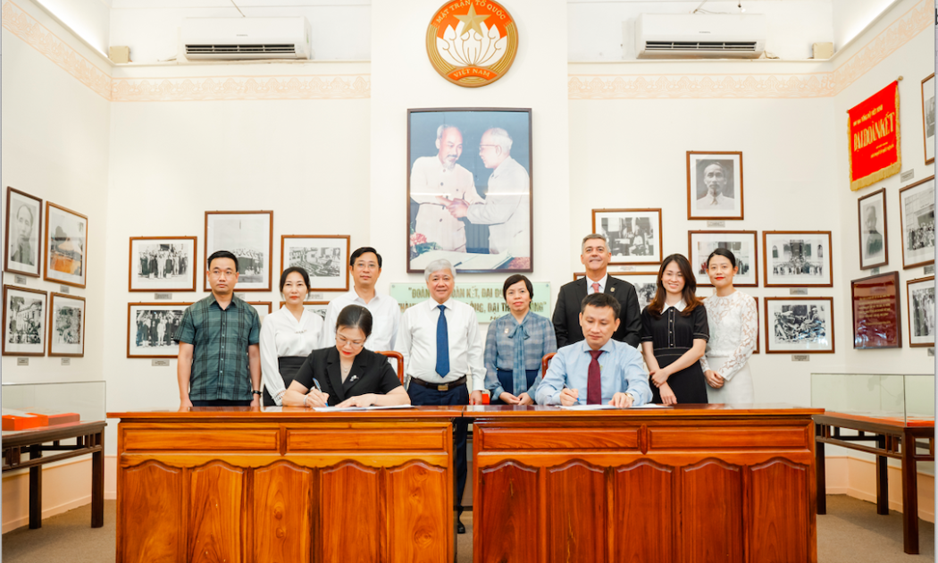 Đại điện Ủy Ban Trung Ương Mặt Trận Tổ Quốc Việt Nam và Masterise Group ký kết hợp tác triển khai kế hoạch xây dựng 400 căn nhà Đại Đoàn Kết cho các hộ gia đình nghèo.