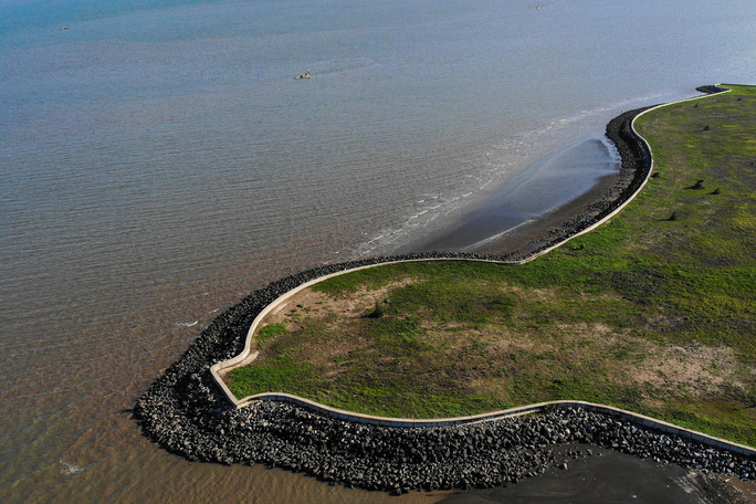 Khu vực ven biển Cần Giờ nói chung, vị trí dự kiến làm "siêu cảng" trung chuyển quốc tế Cần Giờ có điều kiện tự nhiên lý tưởng, gần tuyến hàng hải quốc tế...