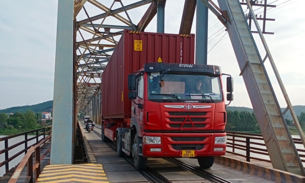 Cầu Cẩm Lý bắc qua sông Lục Nam thuộc tuyến Quốc lộ 37 là một trong những cây cầu cuối cùng của cả nước dùng chung đường sắt và đường bộ, luôn rình rập nguy cơ mất an toàn giao thông.