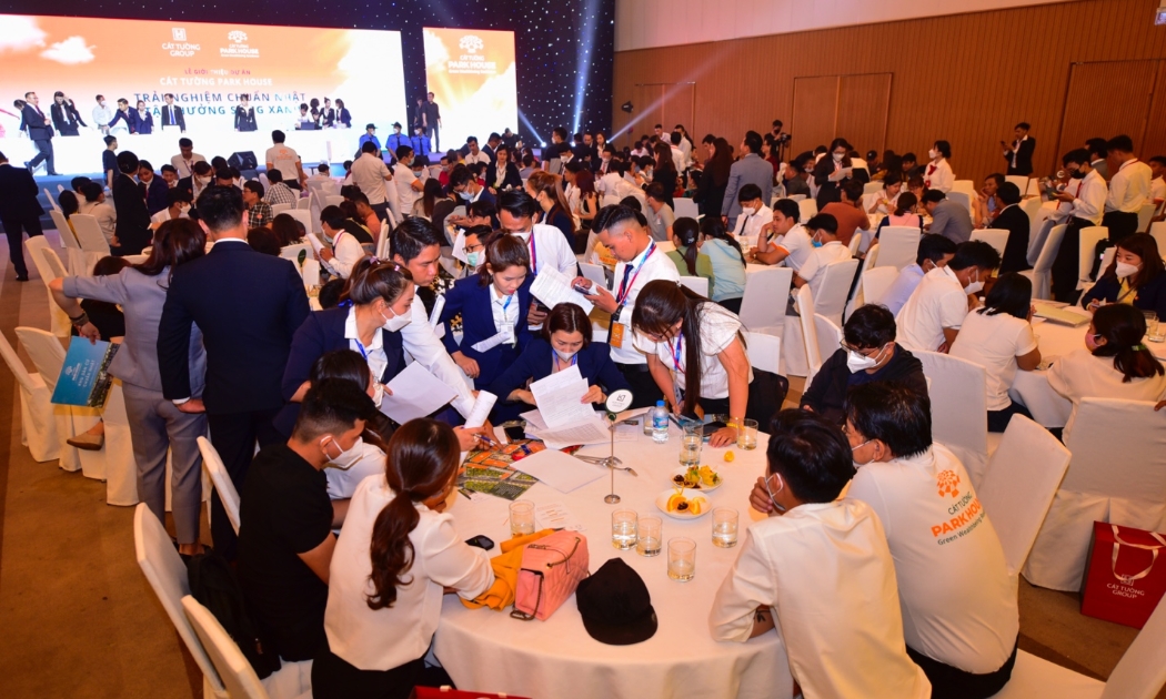 Đông đảo khách hàng đến tham dự lễ giới thiệu dự án Cát Tường Park House.