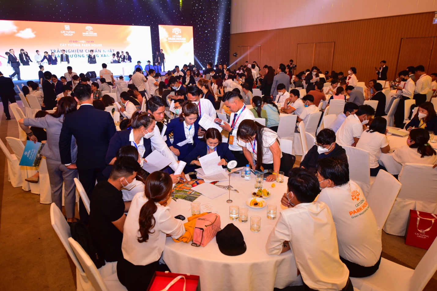 Đông đảo khách hàng đến tham dự lễ giới thiệu dự án Cát Tường Park House.