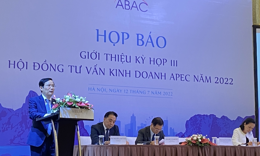 Ông Phạm Tấn Công, Chủ tịch VCCI chủ trì buổi họp báo.