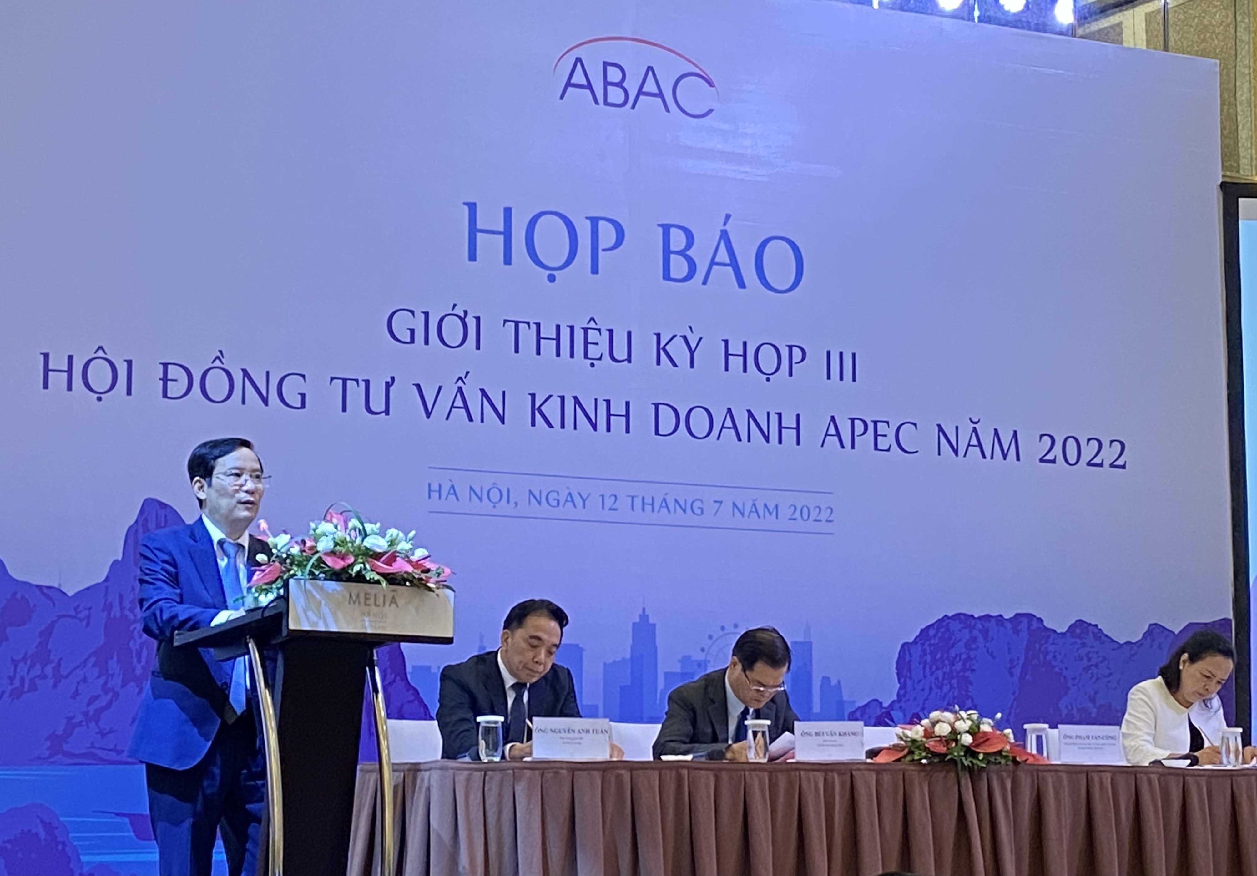Ông Phạm Tấn Công, Chủ tịch VCCI chủ trì buổi họp báo.