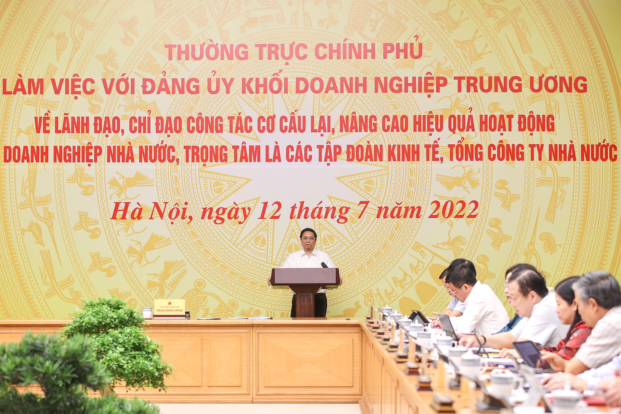 Thủ tướng nhấn mạnh thời gian tới, cần xác định có những cơ hội, thuận lợi và khó khăn, thách thức nhưng khó khăn, thách thức nhiều hơn, các doanh nghiệp nhà nước phải nêu cao tinh thần trách nhiệm, quyết  tâm cao hơn, nỗ lực lớn hơn, hành động quyết liệt hơn, có trọng tâm, trọng điểm, 'biến nguy thành cơ' để phát triển tốt hơn trong điều kiện khó khăn - Ảnh: VGP