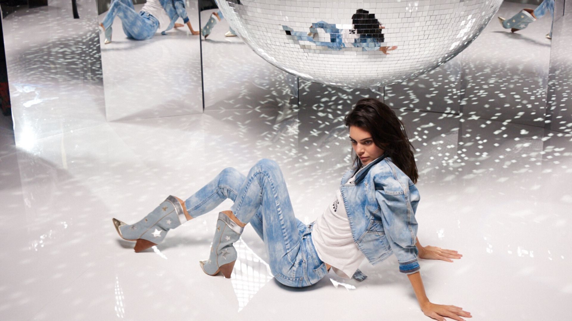 Kendall Jenner đã kịp chụp một bộ ảnh quảng bá cho thương hiệu Liu Jo trước khi Covid-19 khiến lịch trình của cả hai bên bị xáo trộn.