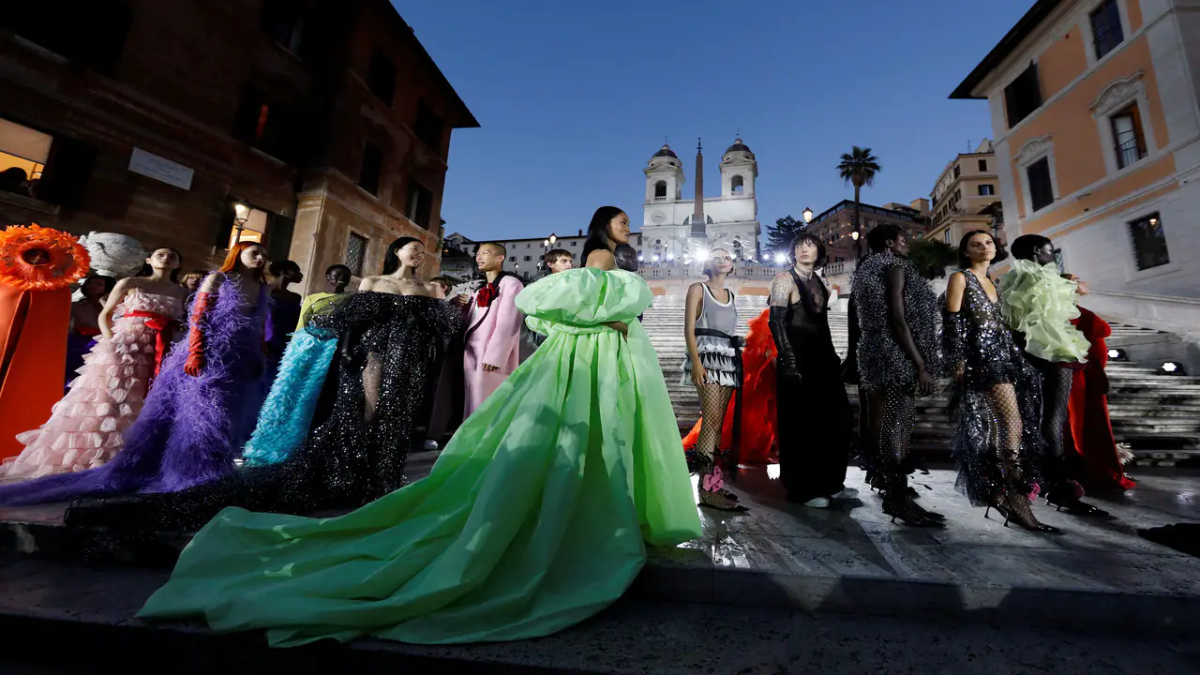 Sự xuất hiện của người mẫu v&agrave; c&aacute;c kh&aacute;ch mời ng&ocirc;i sao trong show diễn của Valentino đ&atilde; khiến khu vực&nbsp;Spanish Steps đ&ocirc;ng đ&uacute;c v&agrave; tắc nghẽn.