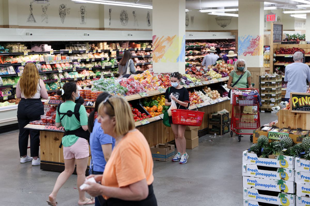 Người tiêu dùng trong một siêu thị ở New York, Mỹ, tháng 6/2022 - Ảnh: Reuters.