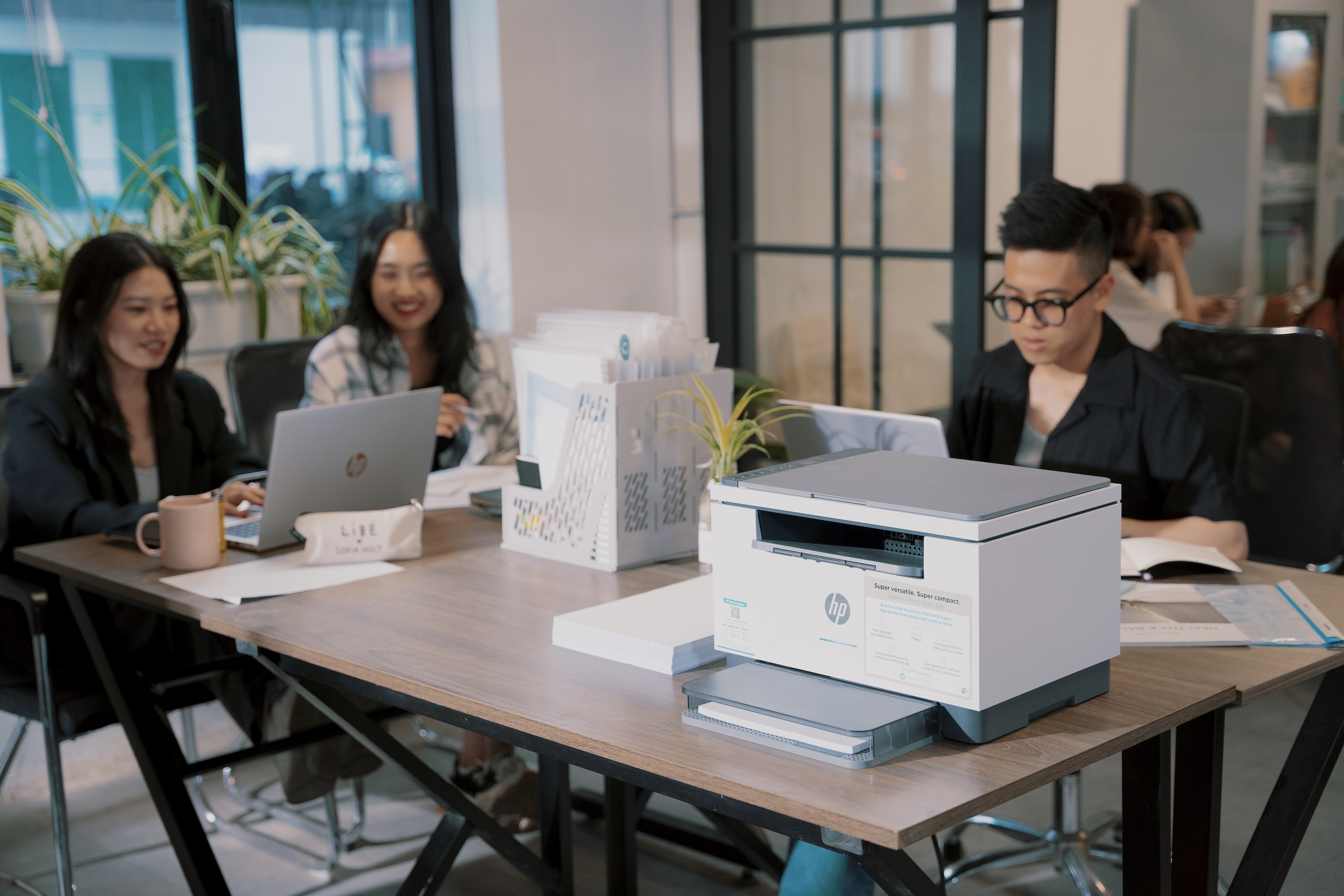 LaserJet M236dw - siêu mạnh mẽ, siêu nhỏ gọn.
