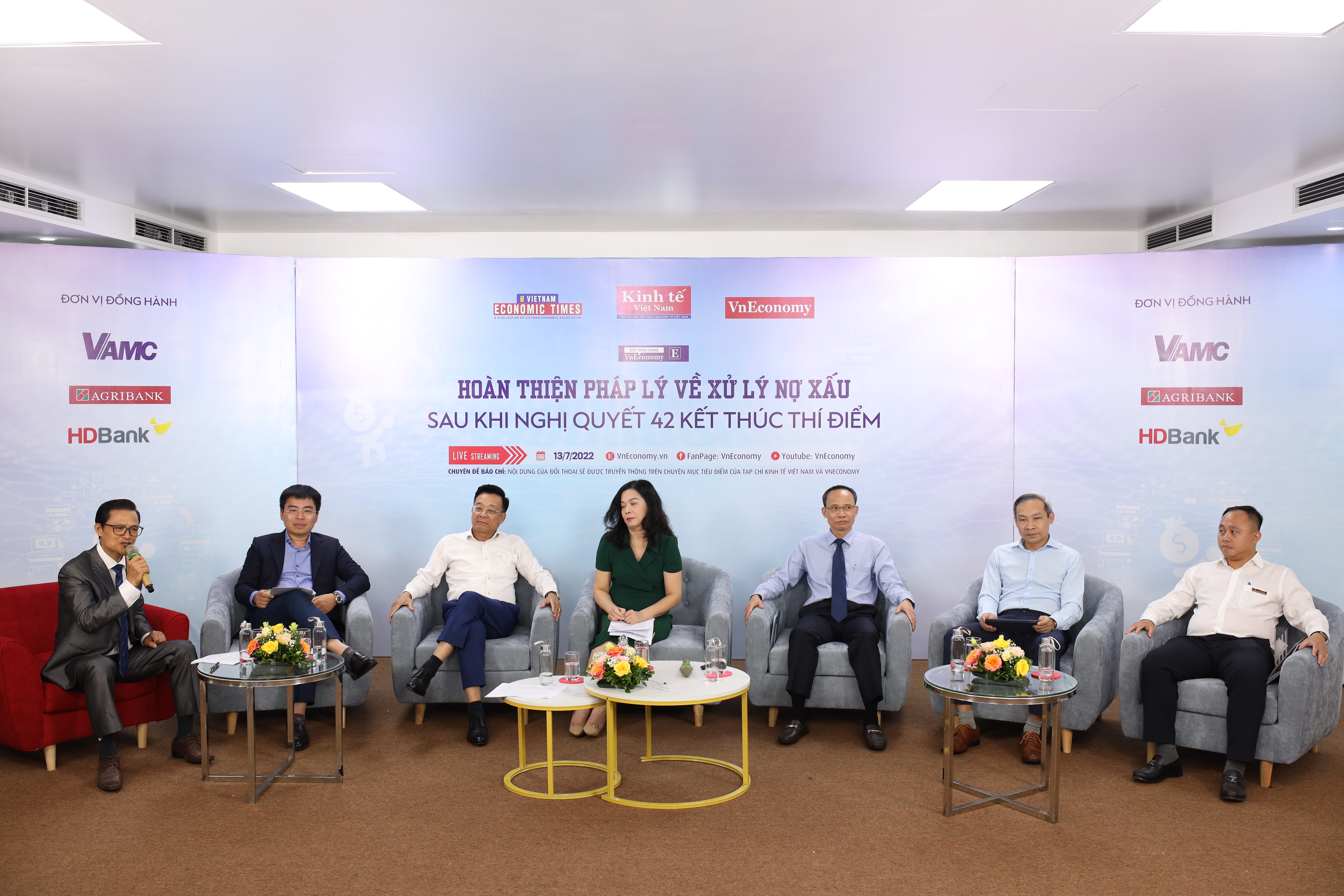 Các khách mời tham gia đối thoại cùng VnEconomy/Ảnh: Chu Xuân Khoa.