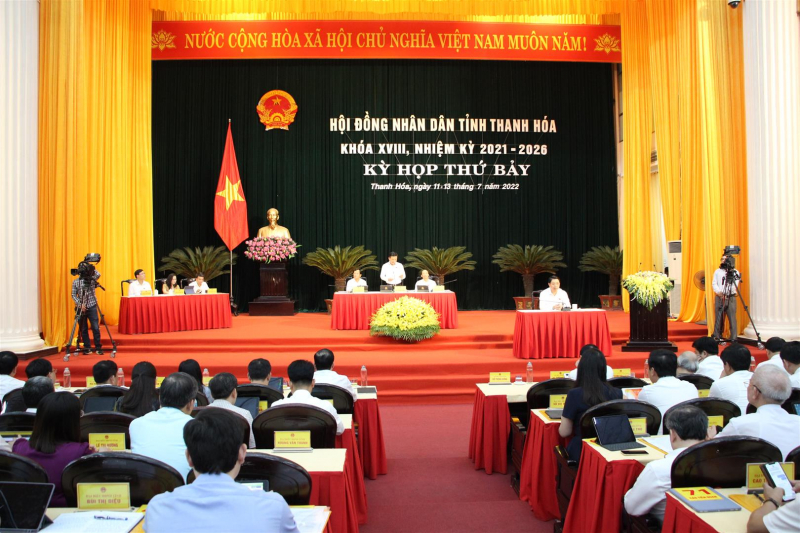 To&agrave;n cảnh phi&ecirc;n chất vấn