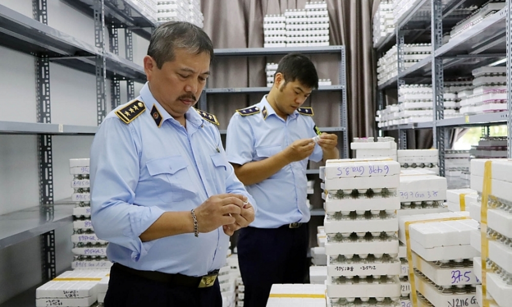 Lực lượng chức năng kiểm tra sản phẩm kính áp tròng Trung Quốc nhưng giả mạo nguồn gốc xuất xứ