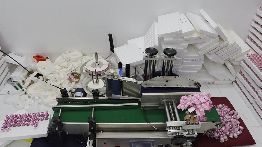 M&aacute;y m&oacute;c, phụ t&ugrave;ng, nguy&ecirc;n liệu d&ugrave;ng để thay đổi nh&atilde;n m&aacute;c, nguồn gốc của h&agrave;ng chục sản phẩm k&iacute;nh &aacute;p tr&ograve;ng.