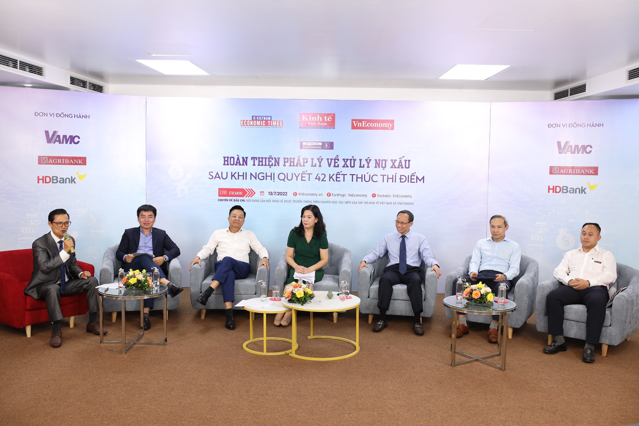 Toàn cảnh Đối thoại chuyên đề: "Hoàn thiện pháp lý về nợ xấu sau khi Nghị quyết 42 kết thúc thí điểm". Ảnh: Chu Xuân Khoa.