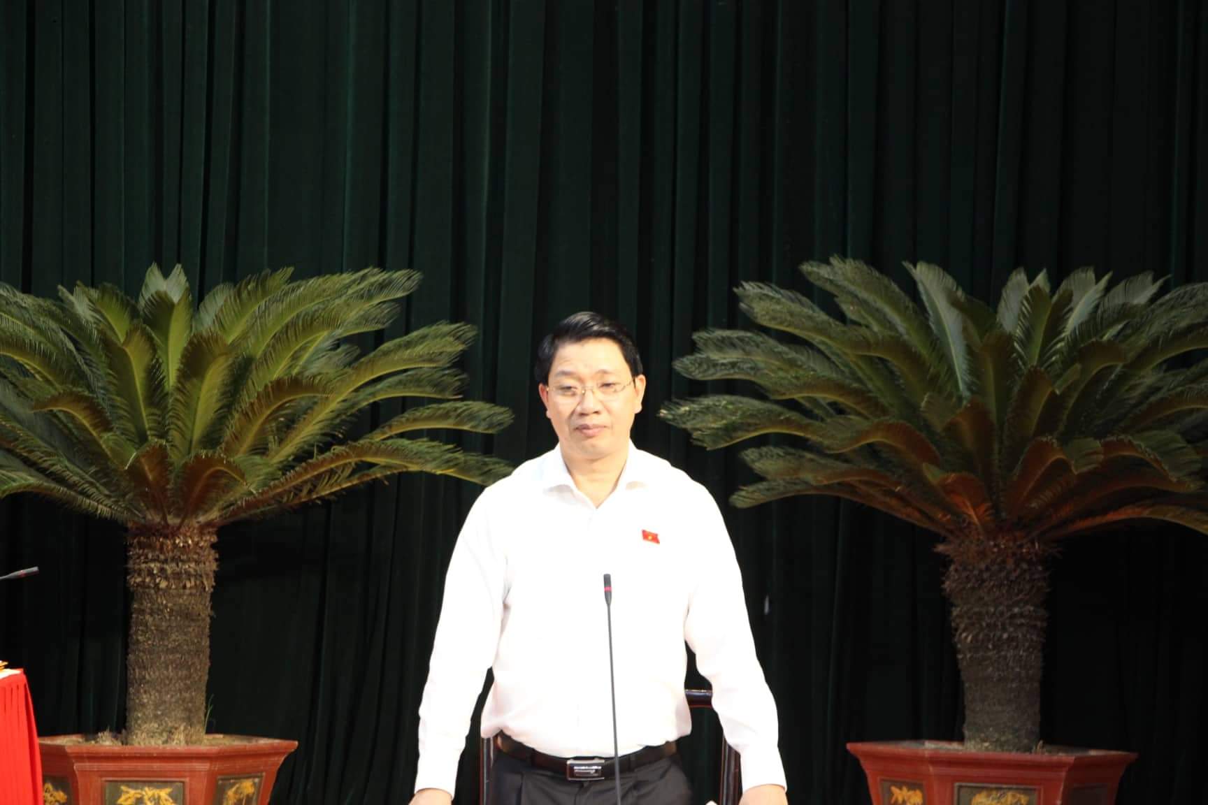 Ông Lê Đức Giang trả lời chất vấn tại phiên họp