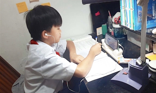 Học sinh phổ thông thuộc hộ nghèo được hỗ trợ máy tính bảng