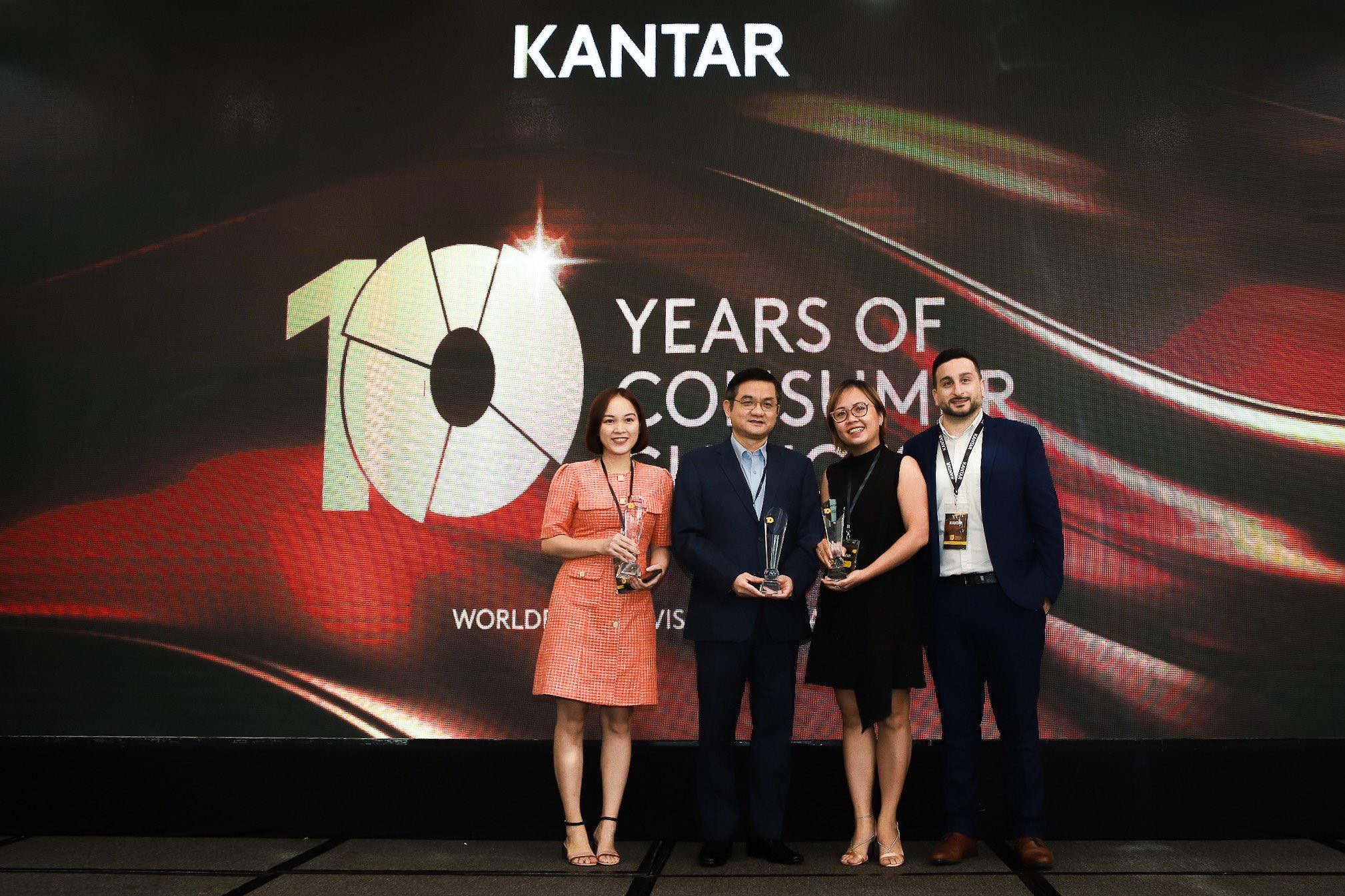 Ông Nguyễn Quang Trí, Giám đốc Điều hành Marketing Vinamilk (thứ 2 từ trái sang) đại diện nhận cúp lưu niệm từ Kantar Vietnam trong sự kiện kỉ niệm 10 năm công bố Báo cáo “Dấu chân thương hiệu”.