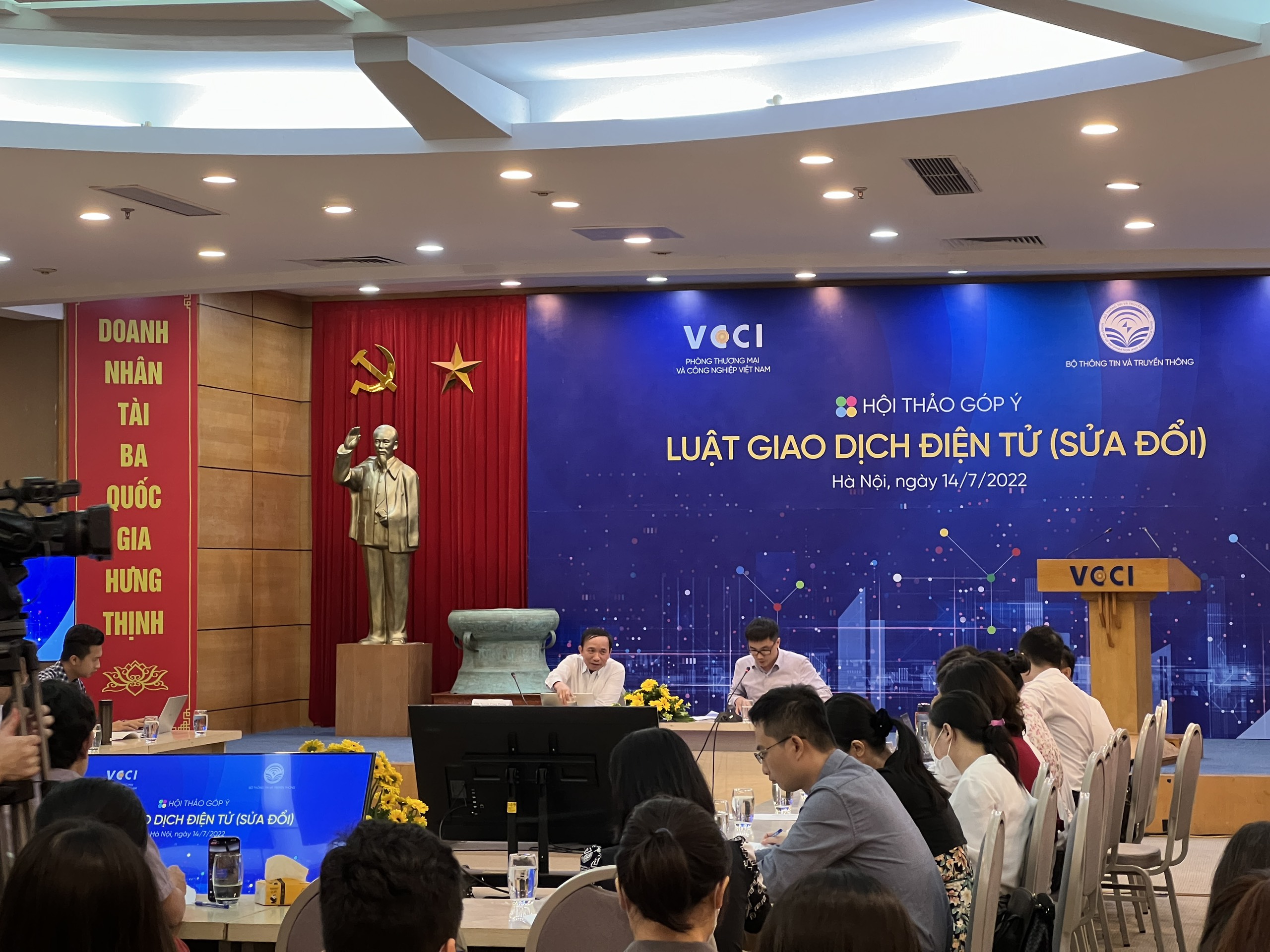 Các chuyên gia tham dự hội thảo. 