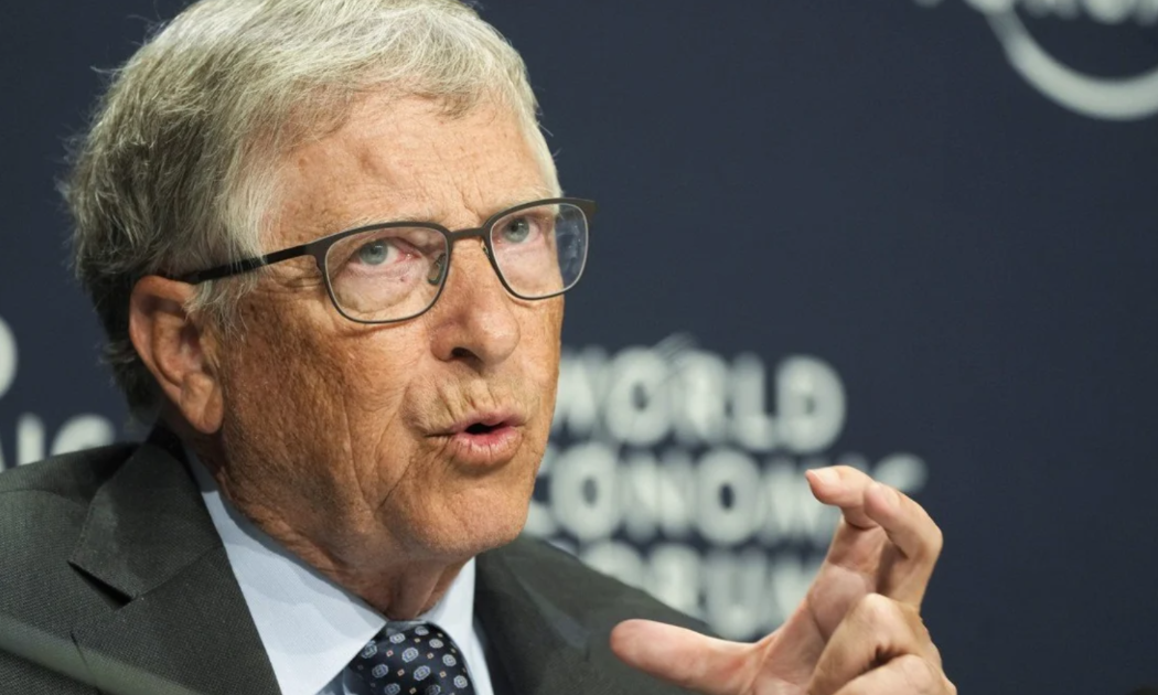 Tỷ phú Bill Gates phát biểu trong một cuộc họp báo tại Diễn đàn Kinh tế Thế giới (WEF) ở Davos, Thụy Sĩ hồi tháng Năm - Ảnh: AP