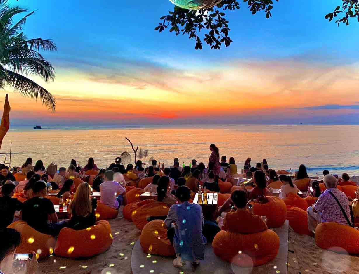 Nhiều điểm đến bị quá tải chủ yếu do khách Việt vẫn còn tâm lý e ngại đi du lịch nước ngoài nên chọn du lịch trong nước.