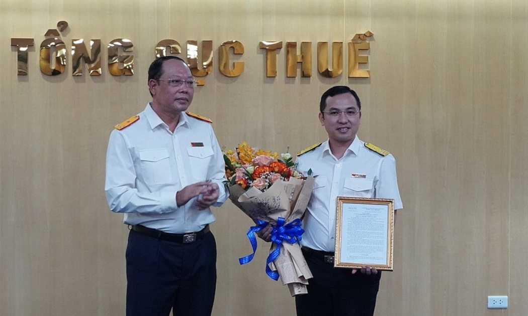 Phó Tổng cục trưởng Tổng cục Thuế Vũ Xuân Bách trao quyết định cho tân Cục trưởng Cục Thuế doanh nghiệp lớn Nguyễn Bằng Thắng