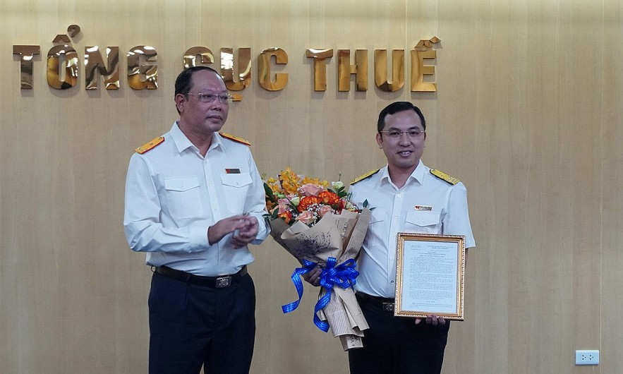 Phó Tổng cục trưởng Tổng cục Thuế Vũ Xuân Bách trao quyết định cho tân Cục trưởng Cục Thuế doanh nghiệp lớn Nguyễn Bằng Thắng