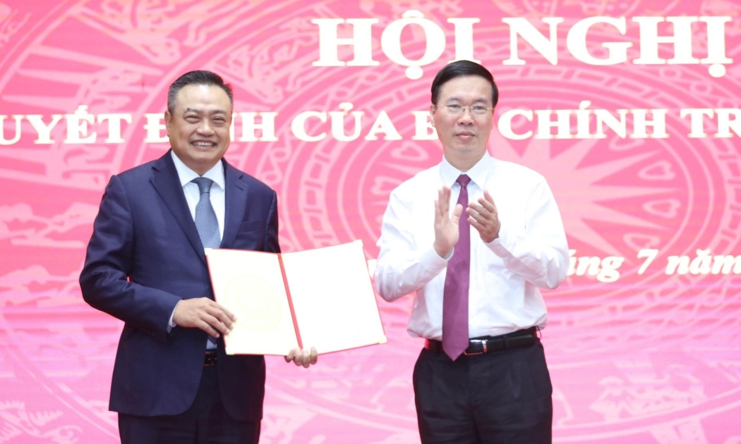 Ông Võ Văn Thưởng, Ủy viên Bộ Chính trị, Thường trực Ban Bí thư, trao quyết định của Bộ Chính trị cho ông Trần Sỹ Thanh. Ảnh: Ngọc Thắng