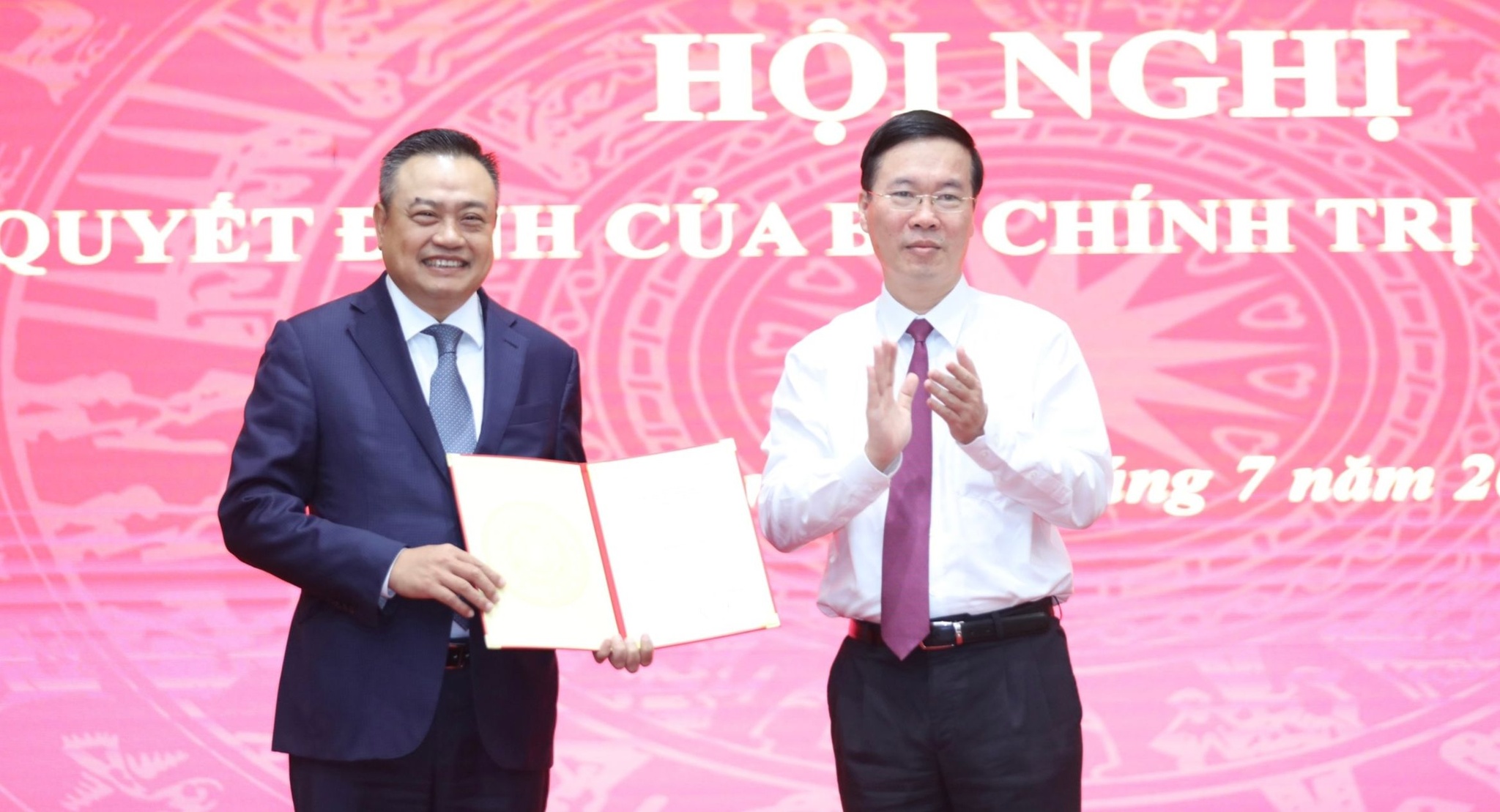 Ông Võ Văn Thưởng, Ủy viên Bộ Chính trị, Thường trực Ban Bí thư, trao quyết định của Bộ Chính trị cho ông Trần Sỹ Thanh. Ảnh: Ngọc Thắng