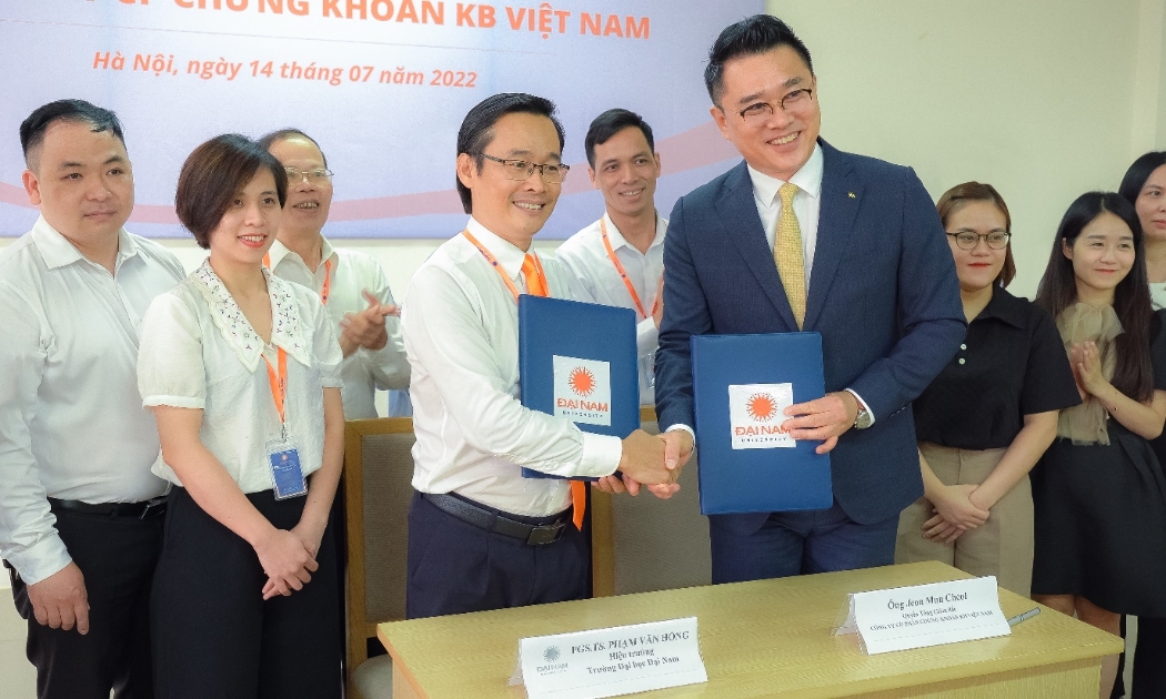 Đại diện lãnh đạo tại buổi lễ ký kết hợp tác giữa Công ty Cổ phần Chứng khoán KB Việt Nam và Trường Đại học Đại Nam.
