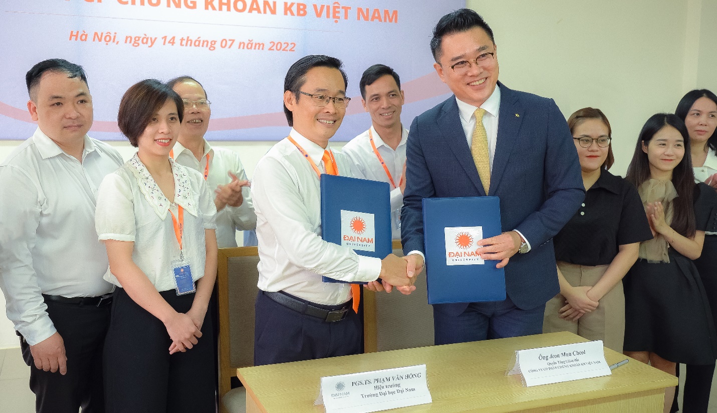 Đại diện lãnh đạo tại buổi lễ ký kết hợp tác giữa Công ty Cổ phần Chứng khoán KB Việt Nam và Trường Đại học Đại Nam.