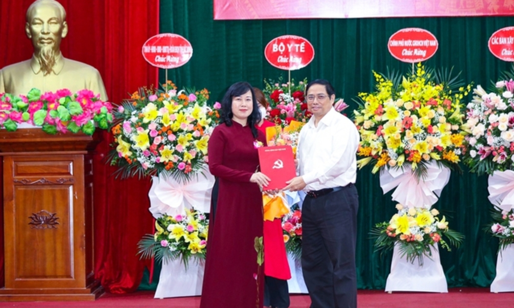 Thủ tướng Phạm Minh Chính trao Quyết định Bí thư Ban Cán sự Đảng, Quyền Bộ trưởng Bộ Y tế đối với bà Đào Hồng Lan. Ảnh - VGP.