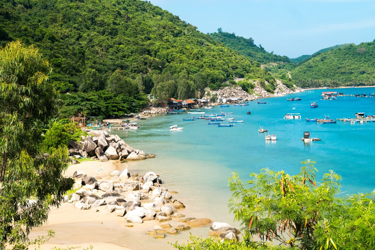 Du lịch Quy Nhơn phát triển không ngừng nhờ lợi thế về thiên nhiên nguyên sơ, nhiều bãi biển đẹp.