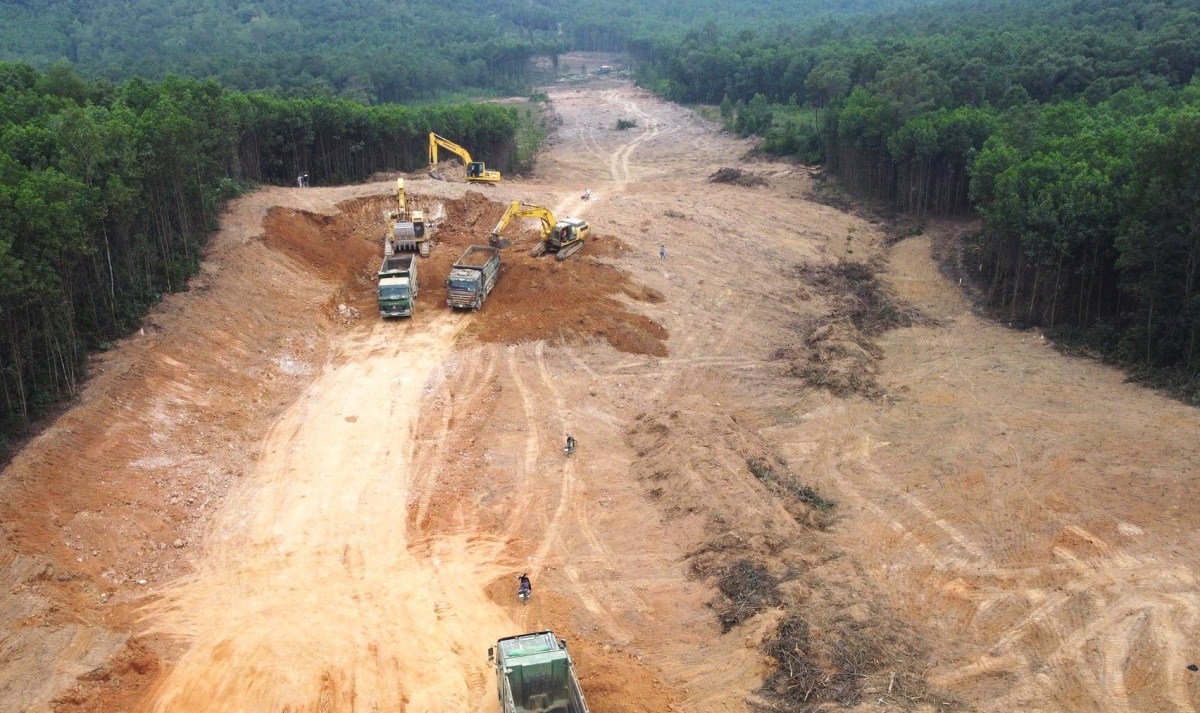 Phó Thủ tướng Lê Văn Thành, nhấn mạnh không lùi bất cứ mốc tiến độ nào, đến năm 2022 đảm bảo hoàn thành 361 km; đến năm 2025 hoàn thành mục tiêu xây dựng thêm 2.000 km đường cao tốc.