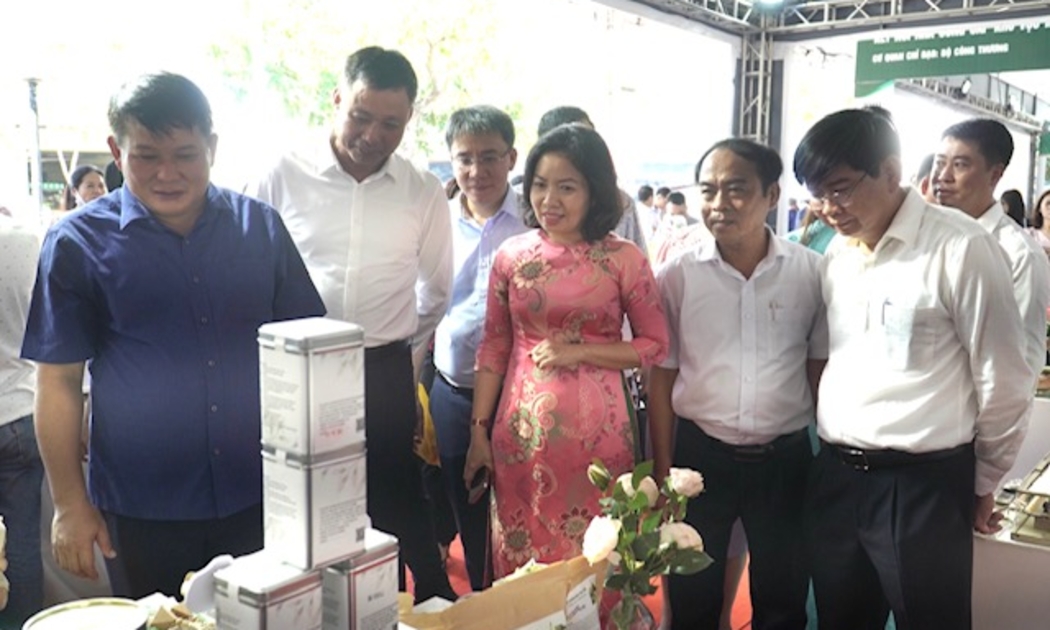 Bà Lê Thị Kim Thương, Giám đốc Sở Công thương Đà Nẵng cùng các đại biểu tham quan gian trưng bày sản phẩm tiêu biểu của miền Trung có tiềm năng xuất khẩu