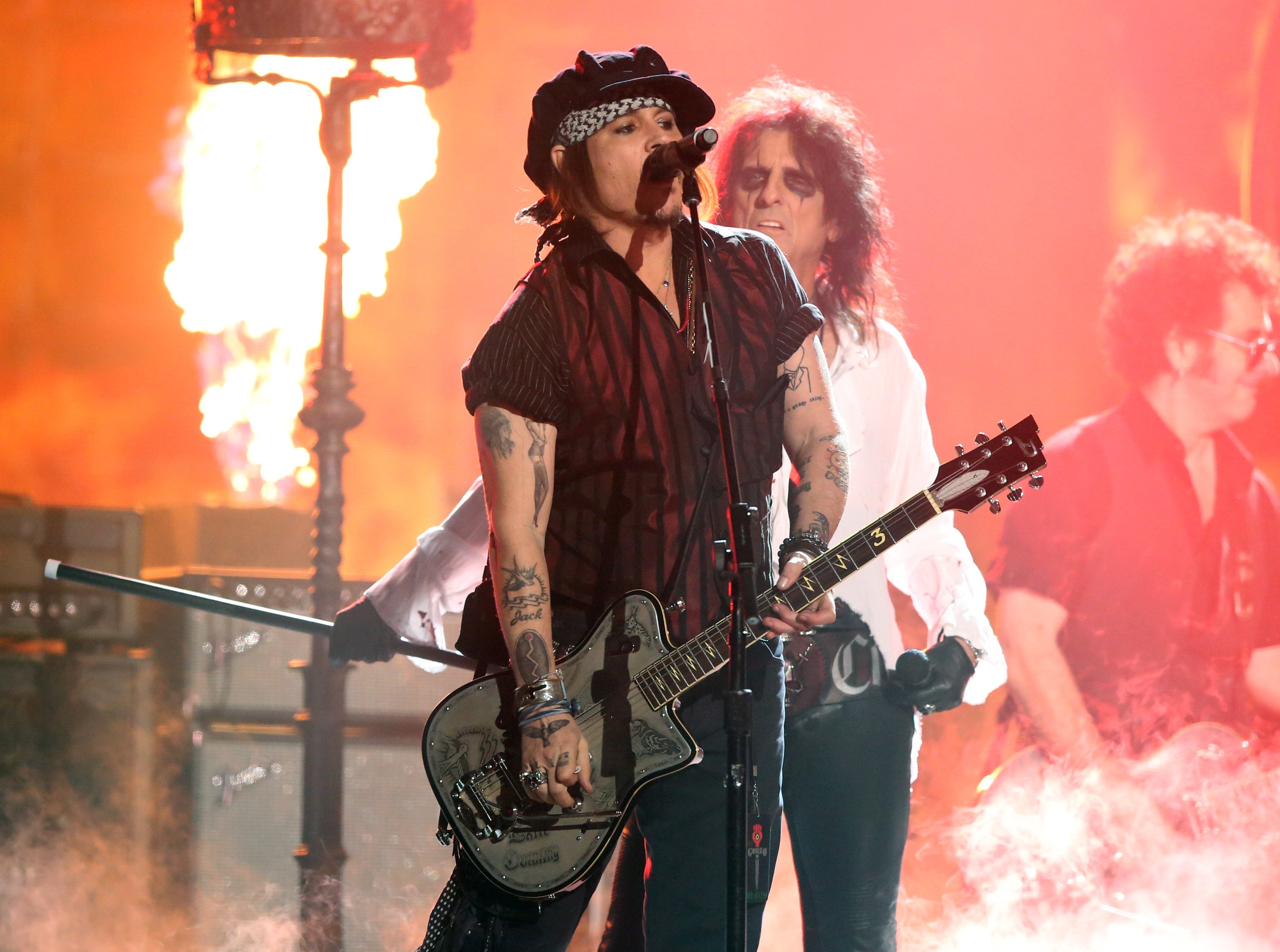 Hình ảnh Johnny Depp đàn và hát đầy lãng tử trên sân khấu thời gian gần đây khiến anh vẫn là cái tên bảo chứng doanh thu cho nhiều thương hiệu.