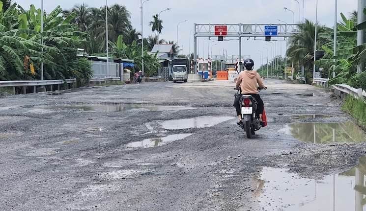 Sau 5 năm dừng thu phí, tuyến tránh thị xã Cai Lậy đường đã xuống cấp trầm trọng mặc dù một trạm BOT mới đã được xây xong. Ảnh: VTC News