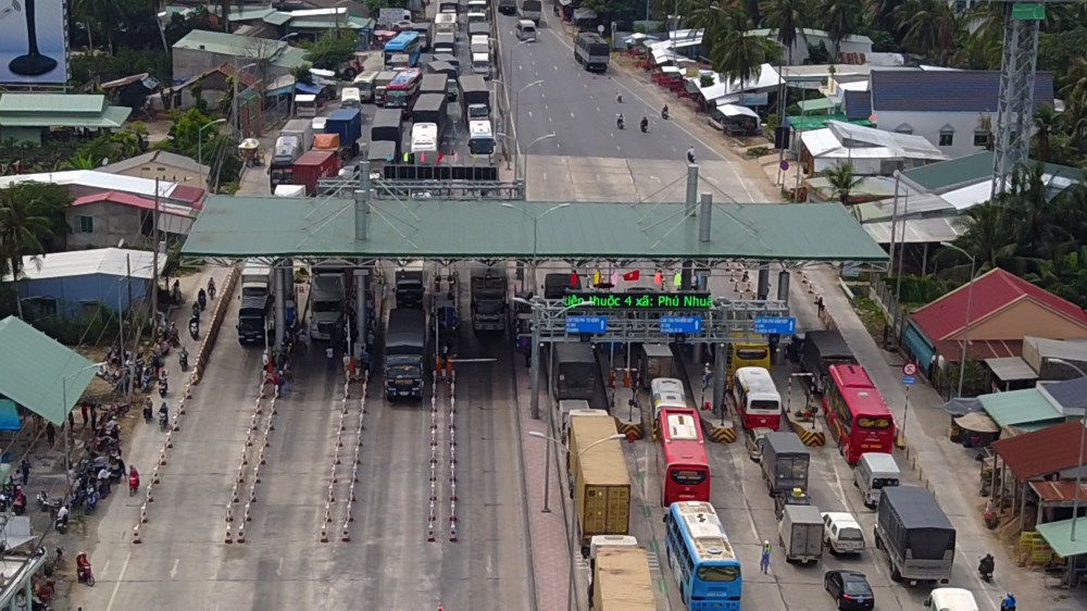 Sau 4 tháng đưa vào khai thác, vì gặp phản ứng quyết liệt từ người dân và giới tài xế do nhiều bất cập, trạm BOT Cai Lậy buộc phải dừng thu phí vào đầu tháng 12/2017, theo chỉ đạo của Chính phủ. 