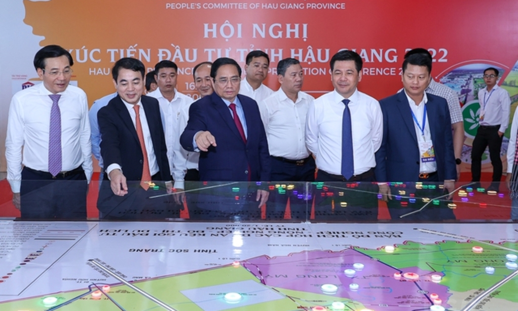 Thủ tướng xem bản đồ tích hợp các dự án kêu gọi đầu tư tỉnh Hậu Giang. Ảnh - VGP.