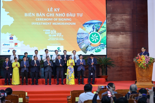 Thủ tướng chia sẻ với c&aacute;c nh&agrave; đầu tư. Ảnh - VGP.&nbsp;