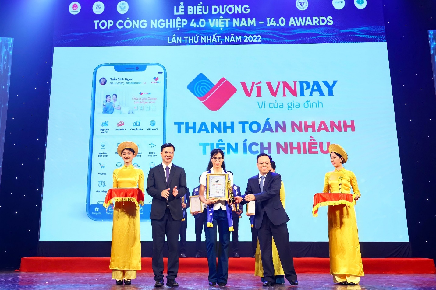 Bà Nguyễn Thị Thu Hương nhận Giải thưởng Top Công nghệ 4.0 Việt Nam 2022 (Ảnh: VNPAY).
