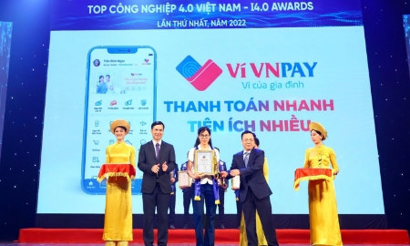 Bà Nguyễn Thị Thu Hương nhận Giải thưởng Top Công nghệ 4.0 Việt Nam 2022 (Ảnh: VNPAY).